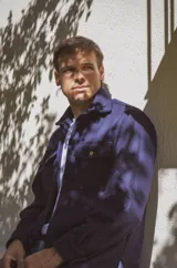 Camisa azul marino de lana, de corte clásico y atemporal, con cuello de piel sintética azul.