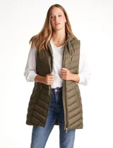 Chaleco puffer capitoneado color verde militar, con cierre central, bolsillos delanteros con cierre, jareta de ajuste en la espalda y capucha no desmontable. Tiene forro interno.