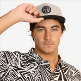 Camisa manga corta Maui and Sons modelo Low Tide con estampado geométrico en blanco y negro. Confeccionada en 100% viscosa, de corte relajado, cuello clásico y cierre frontal con botones.