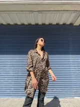 Camisa larga de animal print, con mangas largas y cuello clásico.