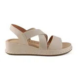 Sandalias bajas color beige con plataforma, tiras cruzadas elásticas y plantilla acolchada.