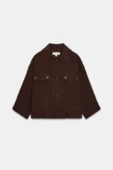 Chaqueta corta marrón de cuello solapa y manga remangada por debajo del codo. Presenta bolsillos delanteros de plastrón con solapa, bajo ajustable con cordón interior y cierre frontal con botones.