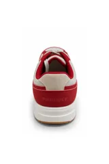 Zapatillas urbanas acordonadas con combinación de materiales y recortes en contraste, en tonos rojo, beige y blanco, con suela de base ancha.