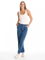 Pantalón tipo jogger de denim azul con corte de pierna ancha y recta. Cuenta con pretina elastizada con cordón de ajuste, bolsillos laterales insertados y acabado suave.