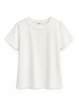 Remera básica de manga corta y cuello redondo en color blanco.