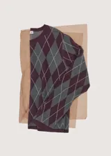 Jersey de punto con diseño de rombos (argyle) en tonos bordó, gris y blanco, de manga larga y cuello redondo.