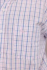 Camisa de corte clásico con estampado de cuadros en tonos rosados y celestes, con cuello abotonado, manga larga y bolsillo frontal con detalle bordado.