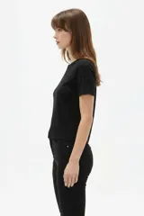Remera de manga corta y cuello redondo, confeccionada en algodón con elastano, de ajuste al cuerpo y diseño liso a rayas.