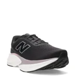 Championes de running New Balance modelo Kaiha, color negro con entresuela blanca y detalles en tono rosado pálido. Presentan un diseño de malla transpirable con el logo N característico en el lateral.