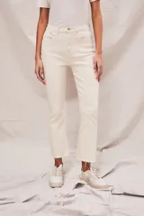 Pantalón de jean color crudo, tiro alto, corte flare y ruedo desflecado.