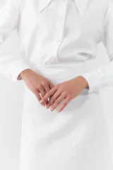 Pollera larga blanca de corte recto con diseño liso y tiro alto.