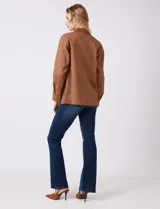 Sobrecamisa color marrón con cuello solapa de pana y cierre frontal con botones. Presenta bolsillos en la parte delantera.
