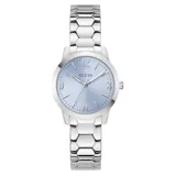Reloj analógico Guess con caja y malla de acero inoxidable plateado. Presenta una esfera de 34 mm en color azul con acabado sunray, índices de barras y números arábigos en las posiciones 3, 6, 9 y 12.