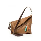 Cartera bandolera de cuero color marrón claro, con correa larga regulable de cuero marrón oscuro. Tiene cierre con solapa y broche imantado, bolsillo frontal con cierre y detalle de borlas decorativas de colores.