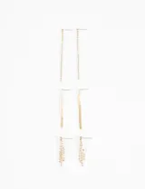 Set de tres pares de aros dorados con strass: un par colgante de cadena fina, un par colgante de lámina lisa y un par colgante de múltiples cadenas cortas.