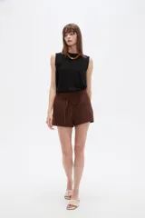 Short negro de poliéster, con pinzas, corte recto y tiro alto, con lazo ajustable en la cintura.