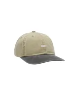 Gorra de seis paneles con visera precurvada, confeccionada en algodón con efecto desgastado. Presenta cuerpo en tono verde oliva y visera en tono gris oscuro, con el logo de la marca bordado en el frente y cierre trasero ajustable con correa.