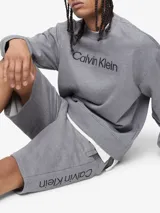 Buzo de cuello redondo Calvin Klein confeccionado en algodón, con corte regular, puños y bajo de canalé, y logo de la marca bordado en la parte frontal.