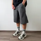 Bermuda de jean corte baggy en color gris oscuro con efecto deslavado, diseño amplio y bolsillos laterales.
