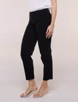 Pantalón color beige de corte entallado y largo cropped, confeccionado en tejido de punto con elasticidad técnica. Cuenta con pretina ancha y plana, bolsillos simulados al frente y bolsillos tipo ojal en la parte posterior.