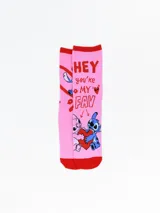 Pack de dos pares de medias de algodón color rosa con detalles en rojo. Un par tiene un diseño de un personaje de Disney y el texto "Hey you're my fav" y el otro par tiene un diseño de un personaje de Disney con un corazón.