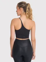 Top deportivo de un hombro con diseño asimétrico y soporte medio. Confeccionado en tejido técnico con almohadillas removibles.