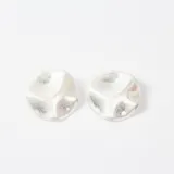 Par de aros tipo botón con diseño circular de superficie irregular y acabado plateado brillante.