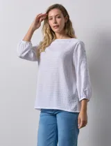 Blusa blanca texturada marca Ruby Rd, con escote redondo y mangas 3/4 con puño elastizado y apliques de broderie. Confeccionada en poliéster y elastano.