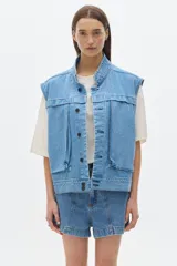 Chaleco de jean celeste con corte vintage y amplios bolsillos delanteros.