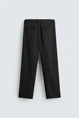 Pantalón straight fit color negro confeccionado en tejido con lana, con detalle de pliegues en el delantero, bolsillos frontales y traseros, y cierre frontal con cremallera y botón.