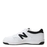 Championes urbanos New Balance modelo 480, de diseño inspirado en el básquetbol de los años 80. Presentan una capellada de cuero blanco con detalles en negro, incluyendo el logo lateral, el talón y la suela. Cuentan con cierre de cordones y puntera perforada para mayor ventilación.