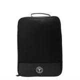 Botinera de diseño rectangular en color negro, confeccionada en material sintético resistente. Cuenta con un compartimento principal con cierre, asa superior para transporte y detalle de logo circular de la marca en la parte inferior frontal.