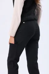 Pantalón cargo skinny de algodón con elastano, color beige, con bolsillos laterales con solapa en las piernas y trabillas para cinto.