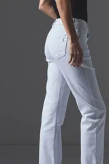 Pantalón de jean blanco de corte recto, tiro medio y diseño clásico con bolsillos traseros.