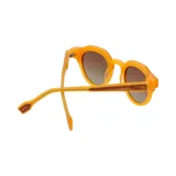 Lentes de sol con montura de eco-acetato amarillo y detalles de madera oscura en la parte superior. Las lentes son de color marrón degradado.
