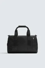 Bolso de viaje negro con textura grabada, compartimento principal con cierre de cremallera, bolsillo interior con cremallera, bolsillo frontal con cremallera, tres asas de mano (una lateral) y asa de hombro ajustable y extraíble.