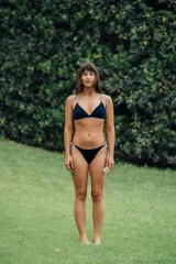 Bombacha de bikini colaless de terciopelo azul petróleo con tiras laterales de terciopelo celeste para atar.