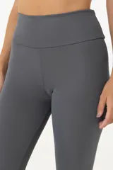 Calza deportiva de tiro alto con diseño liso y ajuste compresivo, confeccionada en tejido técnico elástico de alta resistencia.