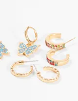 Set de aros dorados con diferentes diseños: aros tipo argolla con dije de mariposa celeste con strass, aros tipo argolla con strass multicolor y aros tipo argolla con diseño trenzado.