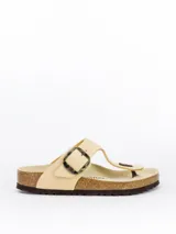 Sandalias Birkenstock modelo Gizeh Big Buckle, color almendra, con hebilla grande ajustable y plantilla de cuero.