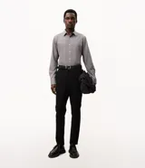 Camisa masculina Marfinno de corte slim en tono azul acero, confeccionada con cuello inglés, manga larga con puños abotonados y cierre frontal con botones. Incorpora tecnología Easy Care Performance para mayor elasticidad y facilidad de planchado.