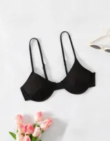 Corpiño de bikini negro con copas y breteles regulables.