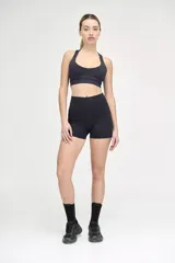 Minishort negro de tiro alto, con cintura con doble tela y recorte en la parte posterior.