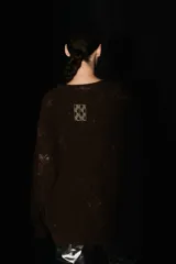 Sweater marrón oscuro con teñido batik, escote en V y corte oversized.