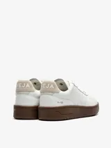 Zapatillas Veja modelo V-90 color blanco con detalles en beige y suela marrón.