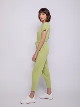 Mono largo color verde claro, de punto, con corte en la cintura y lazo para ajustar. Es de manga corta y cuenta con botón en la espalda.