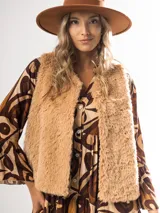 Chaleco de pelo sintético color marrón claro.