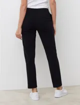 Pantalón jogger de algodón color azul marino, con pretina elastizada y diseño cómodo de corte recto.