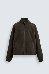 Sudadera de corte relajado confeccionada en tejido con efecto borreguillo, con cuello subido, cierre frontal de cremallera y bolsillos de vivo en la cadera. Presenta mangas largas con puños elásticos y acabados con cinta elástica.