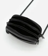 Cartera bandolera negra de poliuretano con tres compartimentos con cierre de cremallera y asa de cadena.